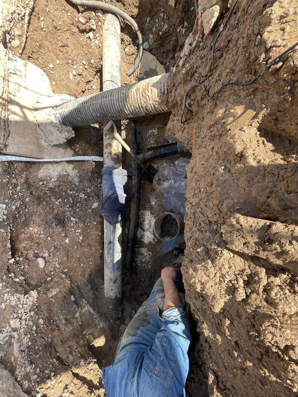 Técnico trabajando en zanja