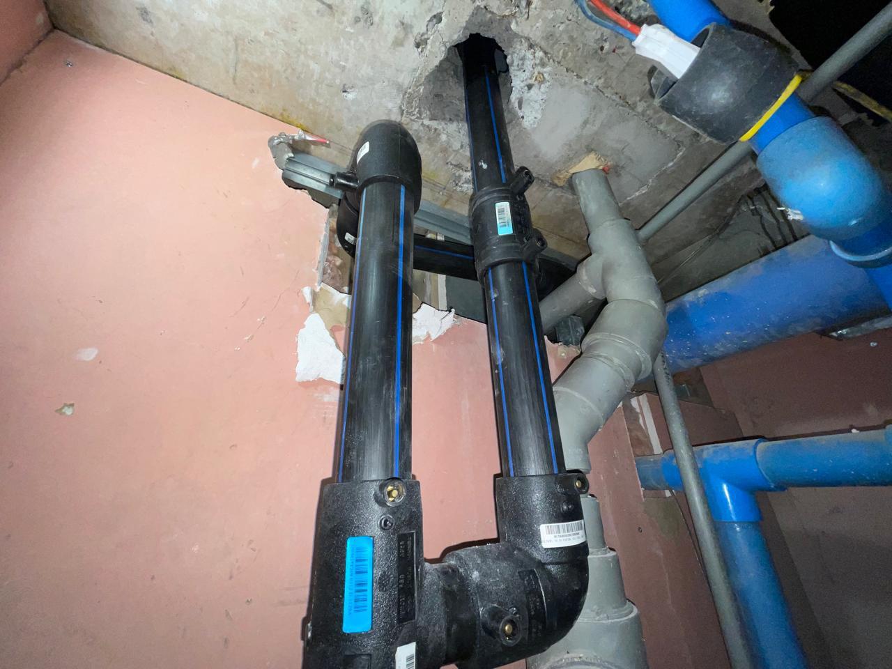 Instalación tuberías en techo